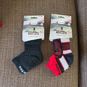THORLOS OUTDOOR ATHLETE Bundle of 2 UNISEX QUARTER CREW SOCKS SMALL Red Black